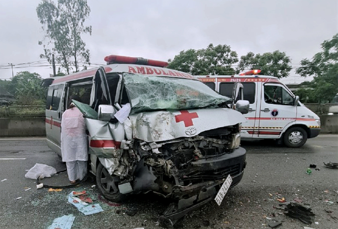 Xe cứu thương gặp tai nạn khi đang chở bệnh nhân, khiến hai y tá trên xe bị thương nặng - Ảnh 2